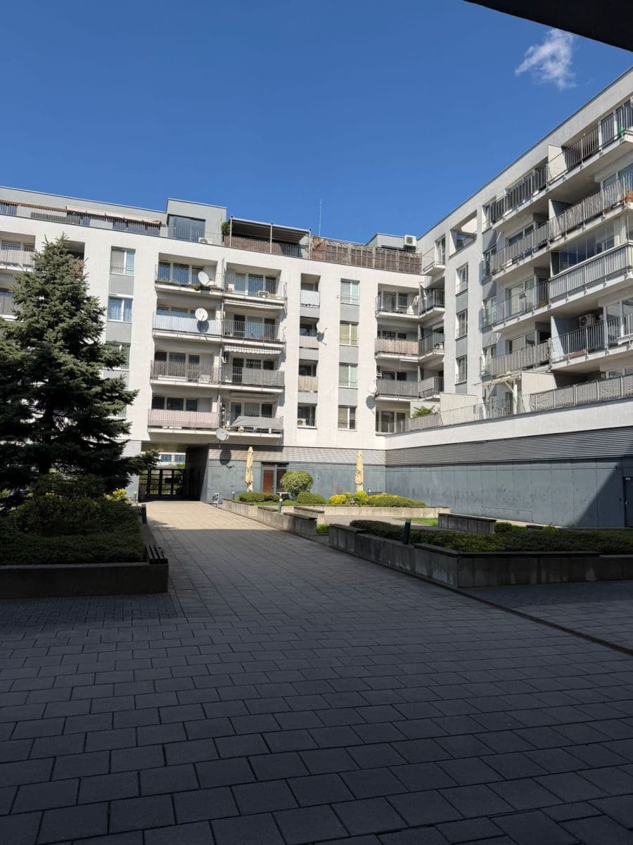 Prenájom bytu 1-izbový 41 m², Hrachová, Ružinov, Bratislavský kraj Prenájom bytu 1-izbový 41 m², Hrachová, Ružinov, Bratislavský kraj