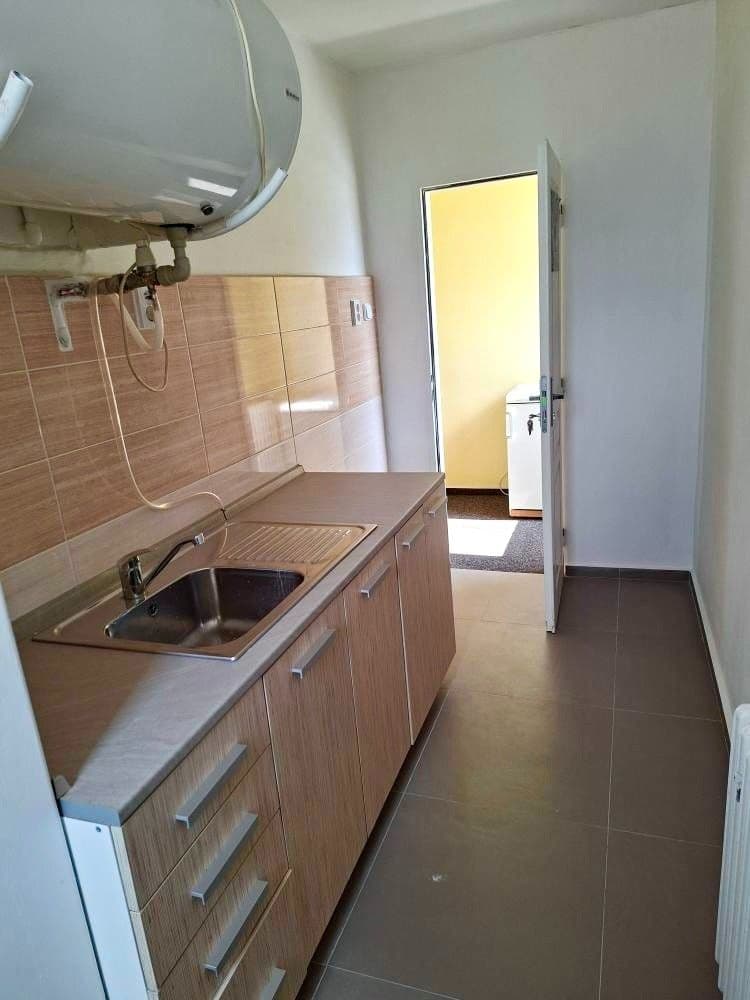 Prenájom nebytového priestoru 32 m², Pod Hájem, Králův Dvůr, Středočeský kraj Prenájom nebytového priestoru 32 m², Pod Hájem, Králův Dvůr, Středočeský kraj