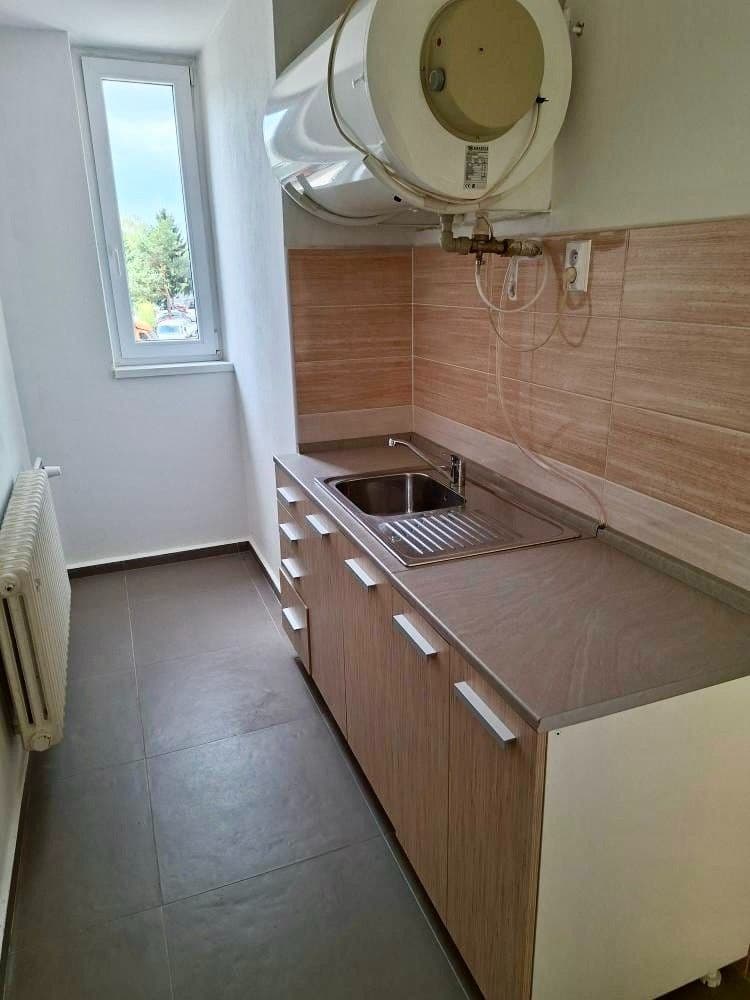Prenájom nebytového priestoru 32 m², Pod Hájem, Králův Dvůr, Středočeský kraj Prenájom nebytového priestoru 32 m², Pod Hájem, Králův Dvůr, Středočeský kraj
