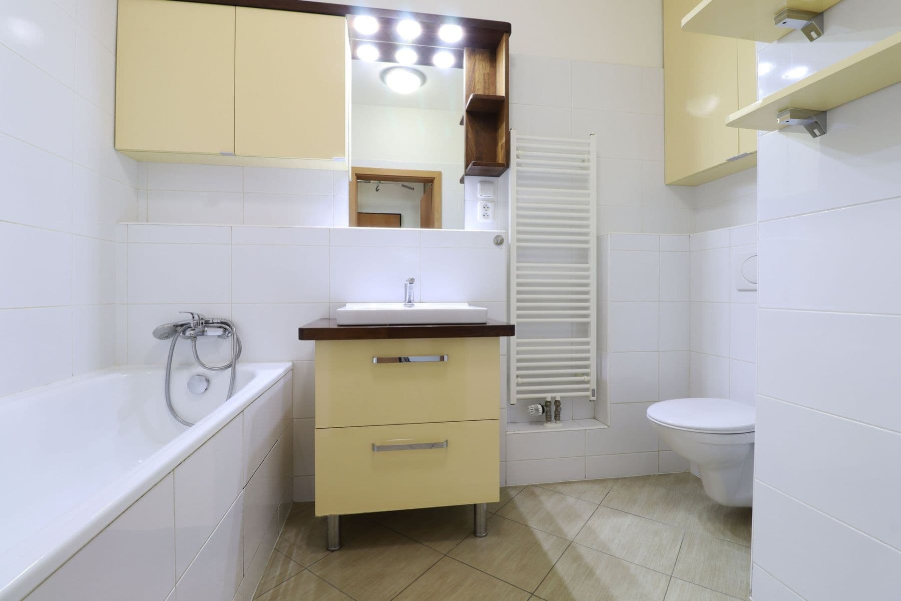 Prenájom bytu 3-izbový 65 m², Jana Přibíka, Praha, Praha Prenájom bytu 3-izbový 65 m², Jana Přibíka, Praha, Praha