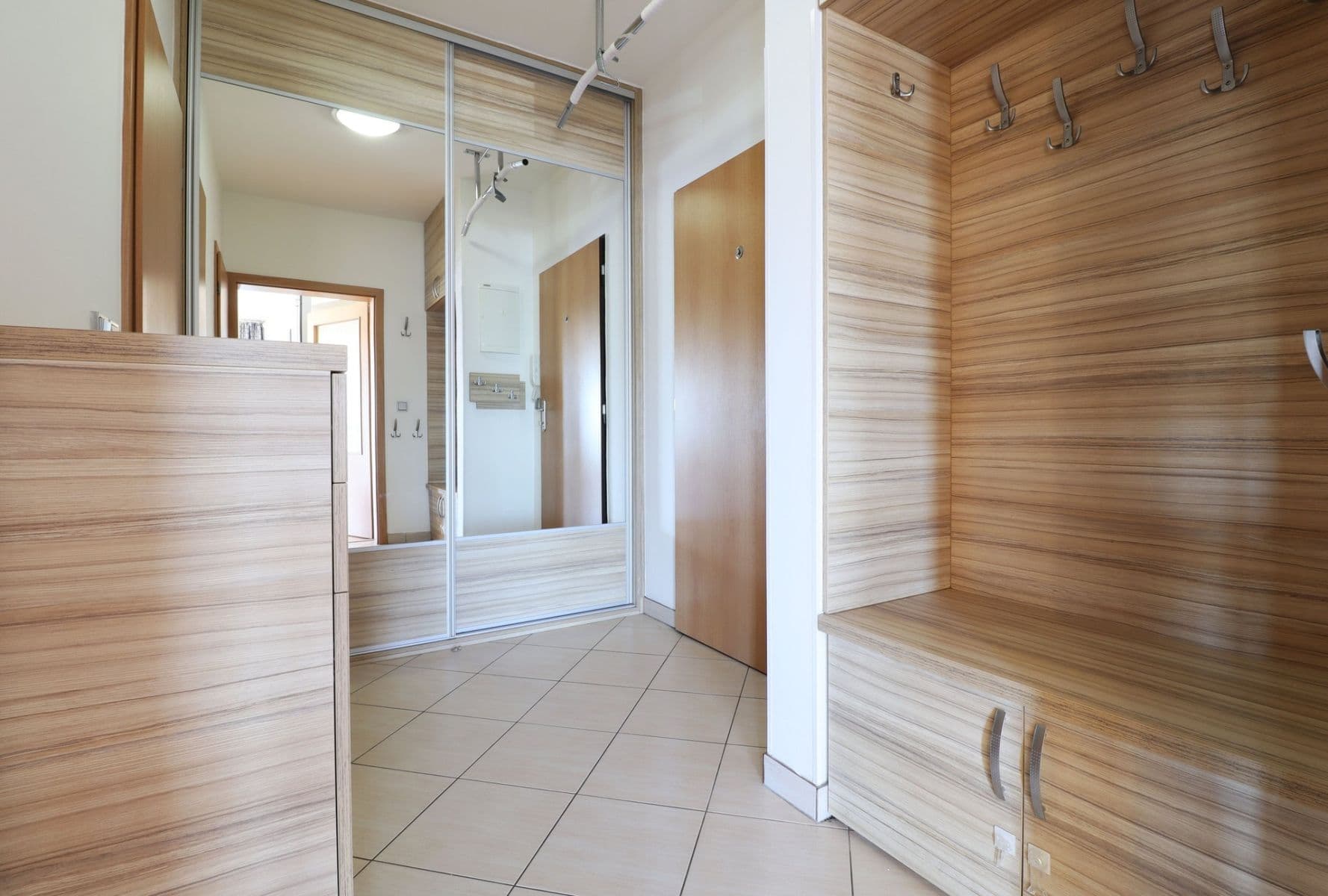 Prenájom bytu 3-izbový 65 m², Jana Přibíka, Praha, Praha Prenájom bytu 3-izbový 65 m², Jana Přibíka, Praha, Praha