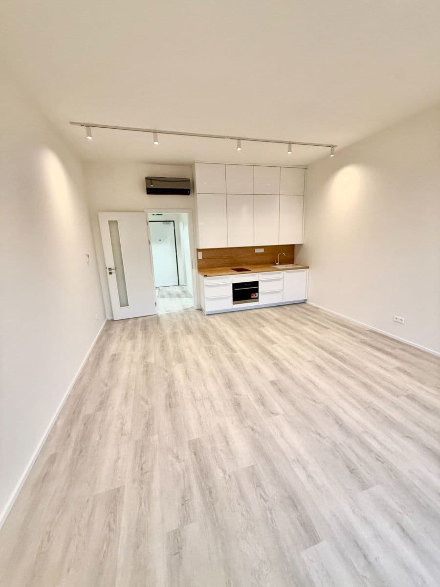 Prenájom bytu 1-izbový 38 m², Komárovská, Brno, Jihomoravský kraj Prenájom bytu 1-izbový 38 m², Komárovská, Brno, Jihomoravský kraj