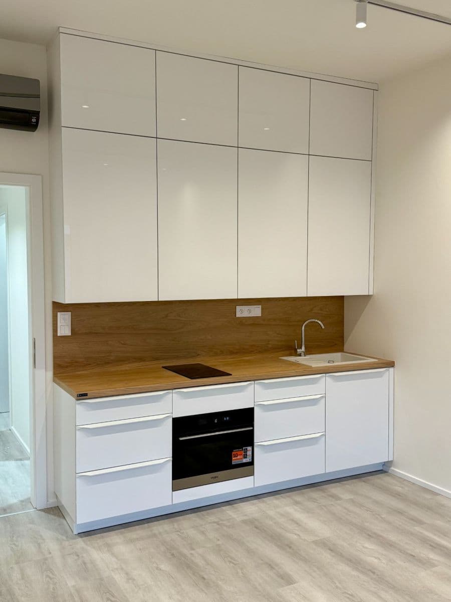 Prenájom bytu 1-izbový 38 m², Komárovská, Brno, Jihomoravský kraj Prenájom bytu 1-izbový 38 m², Komárovská, Brno, Jihomoravský kraj