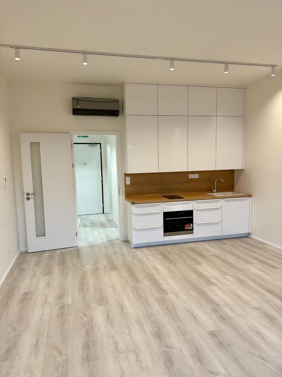 Prenájom bytu 1-izbový 38 m², Komárovská, Brno, Jihomoravský kraj Prenájom bytu 1-izbový 38 m², Komárovská, Brno, Jihomoravský kraj