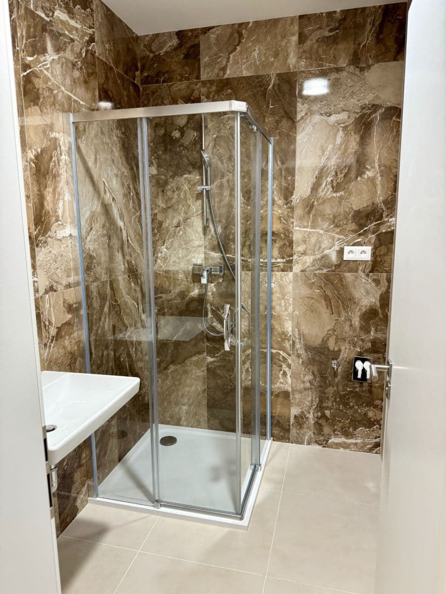 Prenájom bytu 1-izbový 38 m², Komárovská, Brno, Jihomoravský kraj Prenájom bytu 1-izbový 38 m², Komárovská, Brno, Jihomoravský kraj