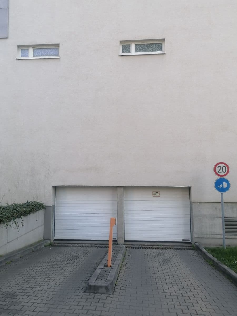 Prenájom garáže 13 m², Názovská, Praha, Praha Prenájom garáže 13 m², Názovská, Praha, Praha