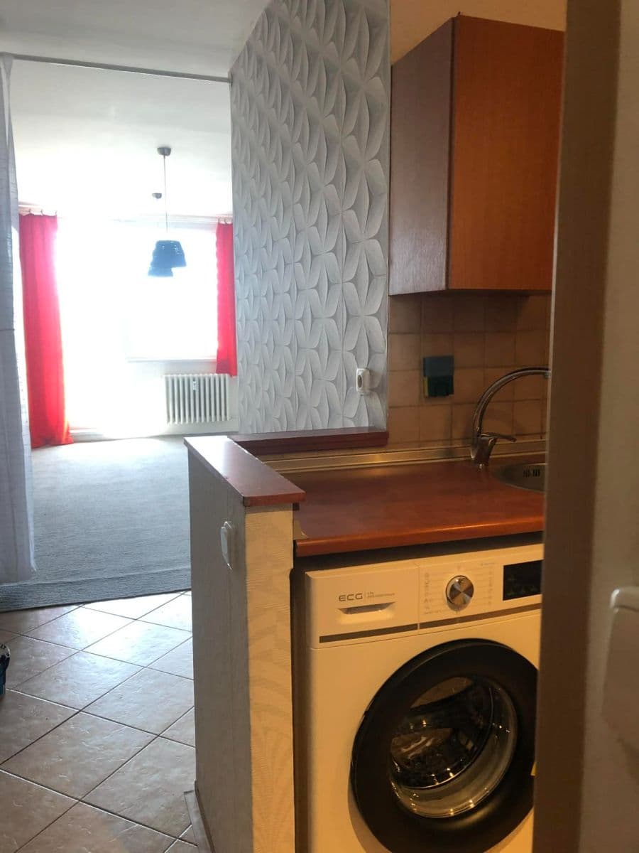 Prenájom bytu 1-izbový 29 m², J. Valčíka, Otrokovice, Zlínský kraj Prenájom bytu 1-izbový 29 m², J. Valčíka, Otrokovice, Zlínský kraj