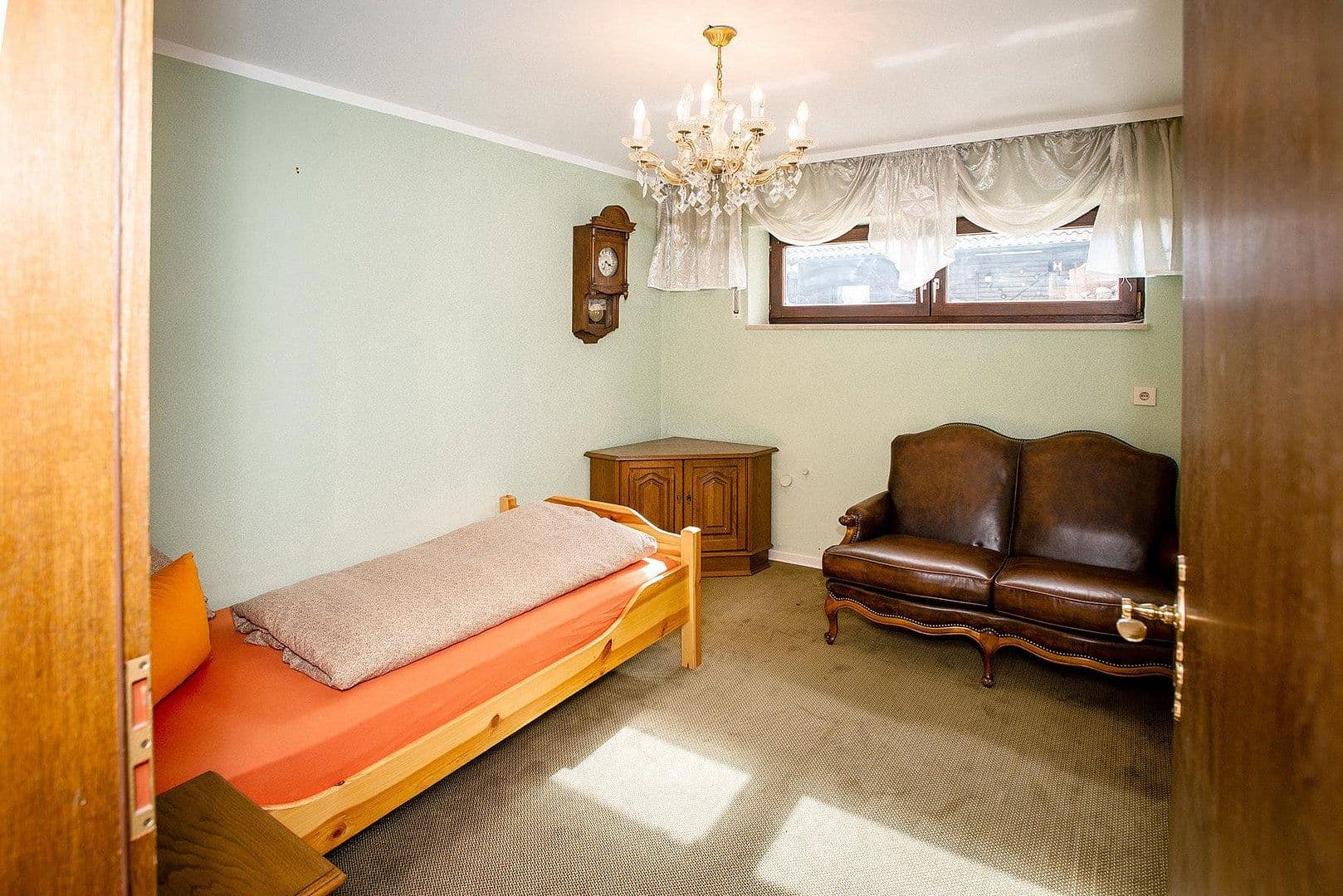 Predaj domu 140 m², pozemek 852 m², Bgm.-Feldbauer-Str. 15, Roding, Bavorsko Predaj domu 140 m², pozemek 852 m², Bgm.-Feldbauer-Str. 15, Roding, Bavorsko