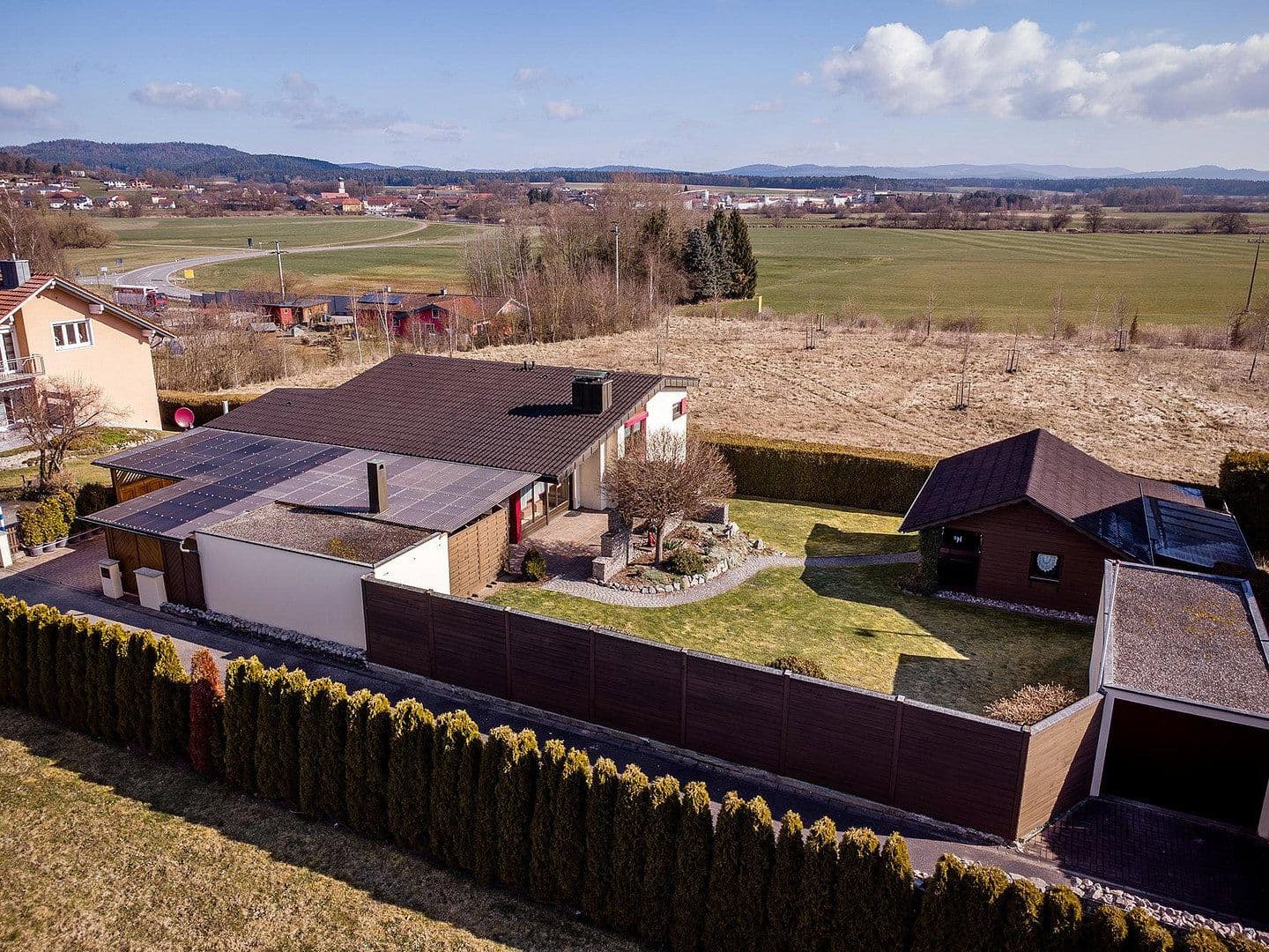 Predaj domu 140 m², pozemek 852 m², Bgm.-Feldbauer-Str. 15, Roding, Bavorsko Predaj domu 140 m², pozemek 852 m², Bgm.-Feldbauer-Str. 15, Roding, Bavorsko