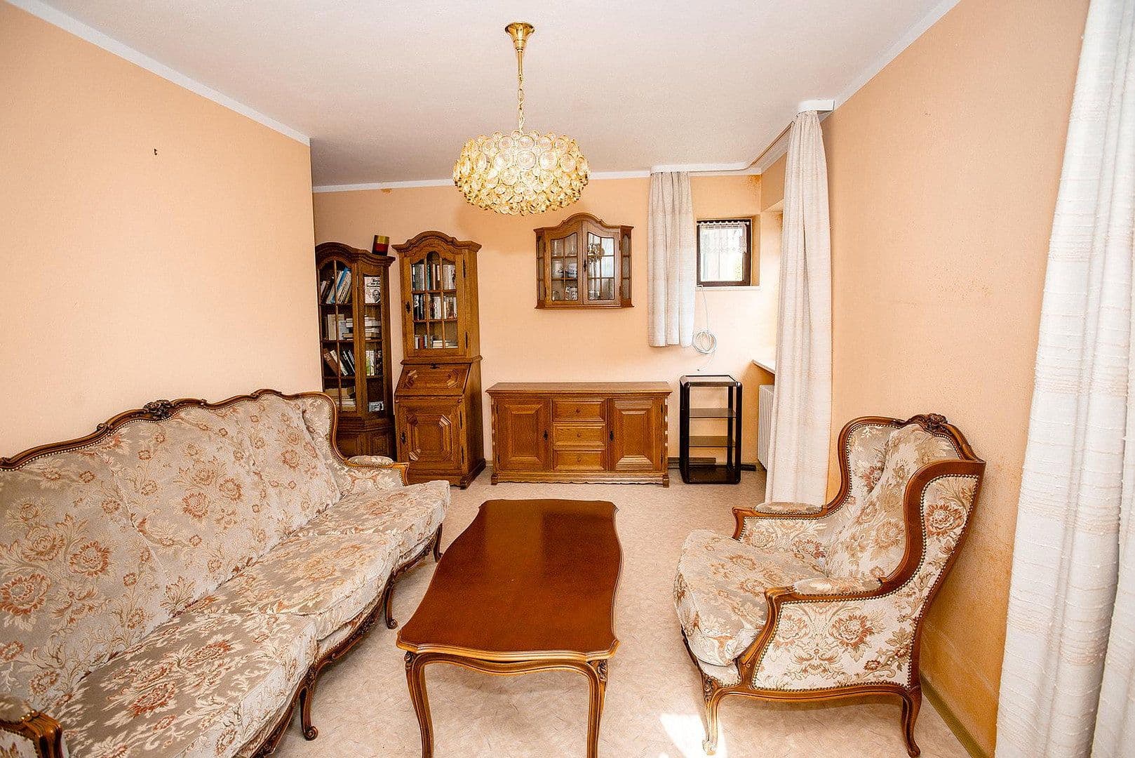 Predaj domu 140 m², pozemek 852 m², Bgm.-Feldbauer-Str. 15, Roding, Bavorsko Predaj domu 140 m², pozemek 852 m², Bgm.-Feldbauer-Str. 15, Roding, Bavorsko