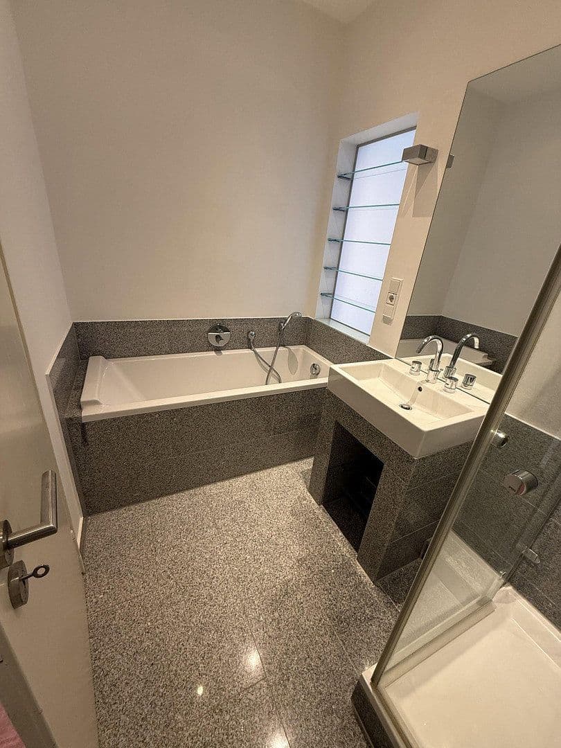 Prenájom bytu 2-izbový 95 m², Moltkestraße 127, Köln, Severné Porýnie - Westfálsko Prenájom bytu 2-izbový 95 m², Moltkestraße 127, Köln, Severné Porýnie - Westfálsko