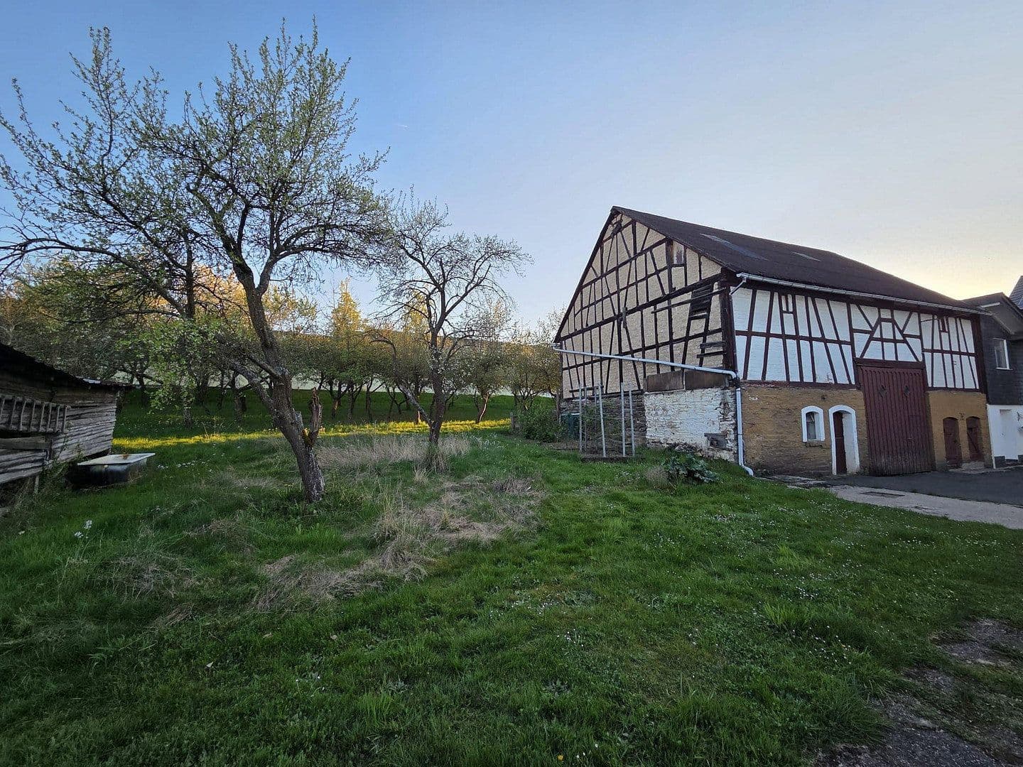 Predaj domu 158 m², pozemek 1.674 m², Hauptstraße 31, Heinzenbach, Porýnie-Falcko Predaj domu 158 m², pozemek 1.674 m², Hauptstraße 31, Heinzenbach, Porýnie-Falcko