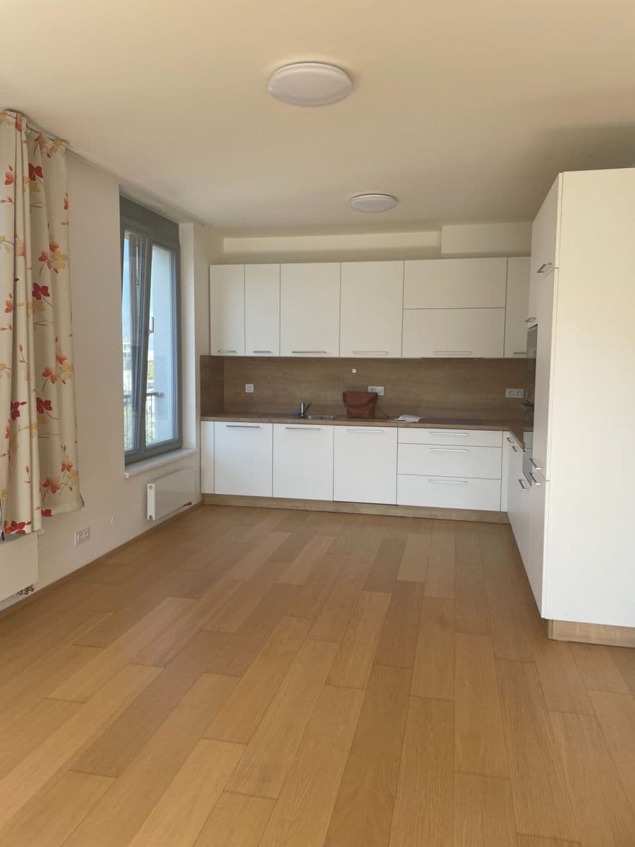 Prenájom bytu 4-izbový 99 m², Praha, Praha Prenájom bytu 4-izbový 99 m², Praha, Praha