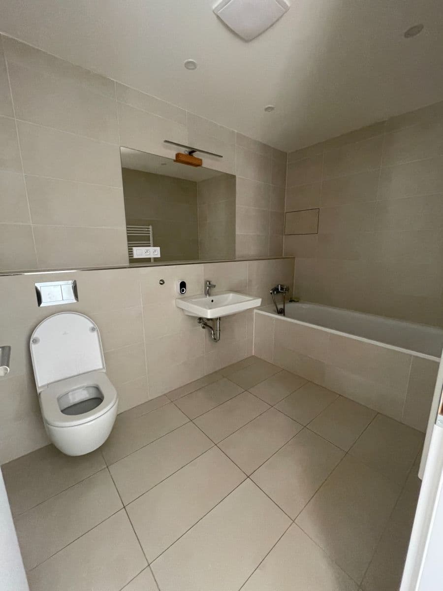 Prenájom bytu 4-izbový 99 m², Praha, Praha Prenájom bytu 4-izbový 99 m², Praha, Praha