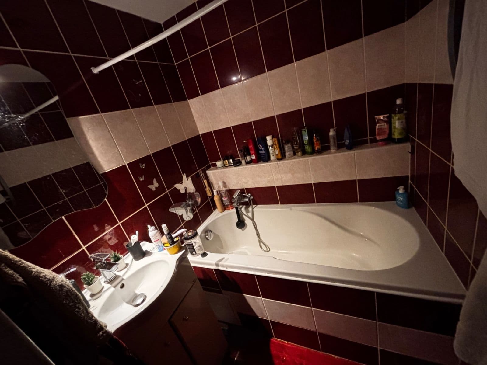 Prenájom bytu 3-izbový 60 m², J. A. Gagarina, Nejdek, Karlovarský kraj Prenájom bytu 3-izbový 60 m², J. A. Gagarina, Nejdek, Karlovarský kraj