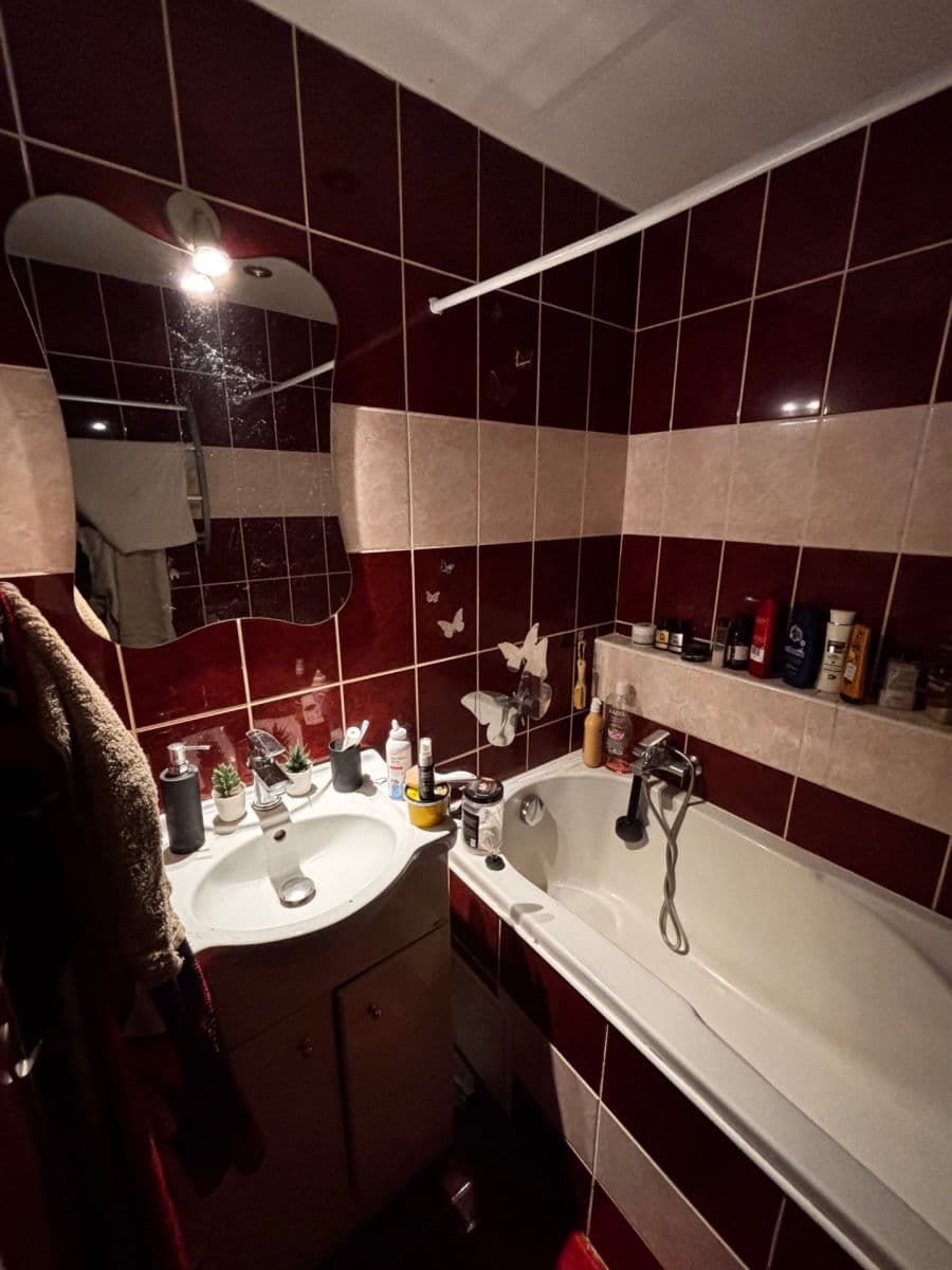 Prenájom bytu 3-izbový 60 m², J. A. Gagarina, Nejdek, Karlovarský kraj Prenájom bytu 3-izbový 60 m², J. A. Gagarina, Nejdek, Karlovarský kraj