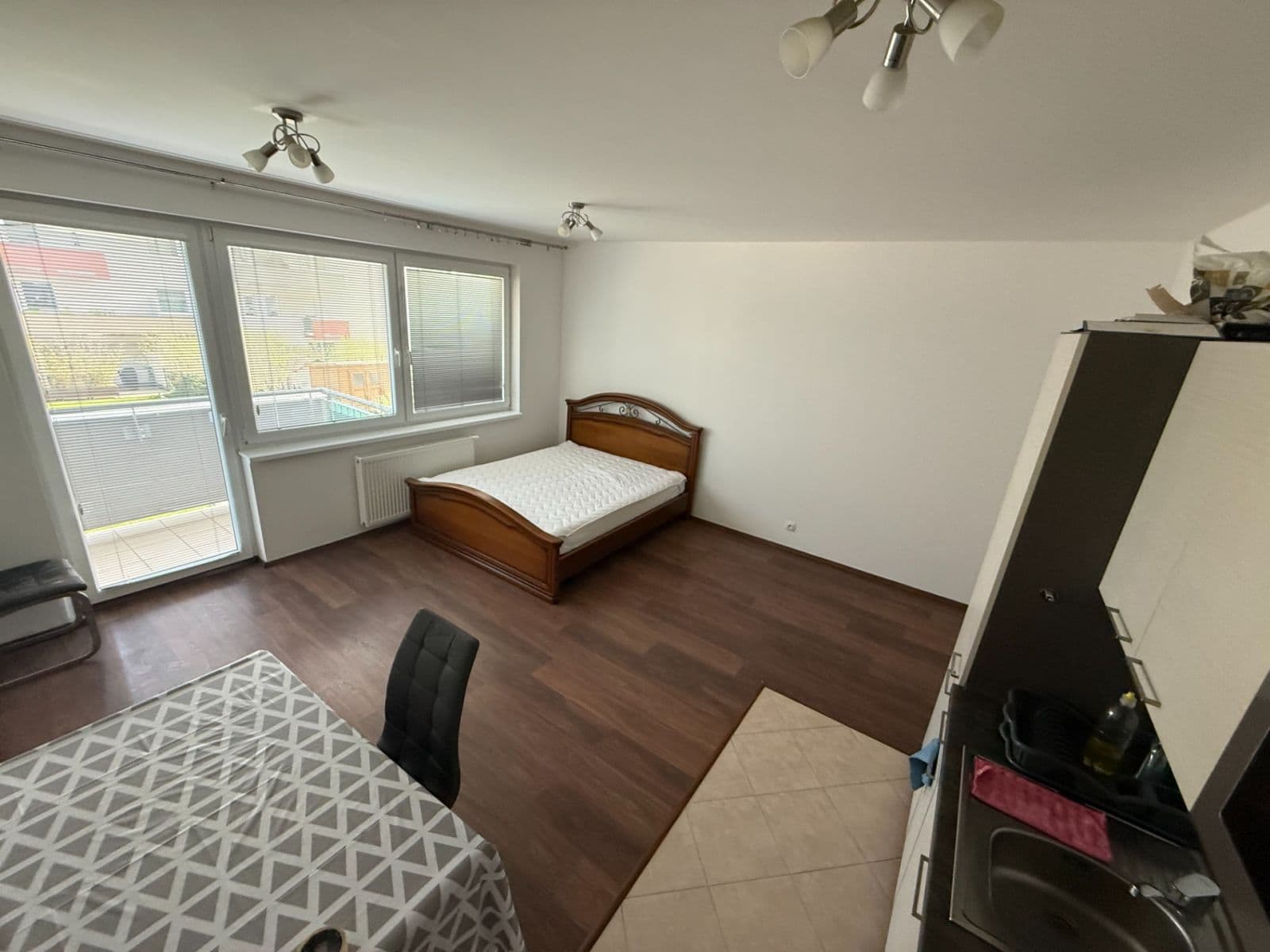 Prenájom bytu 1-izbový 37 m², Modenská, Praha, Praha Prenájom bytu 1-izbový 37 m², Modenská, Praha, Praha