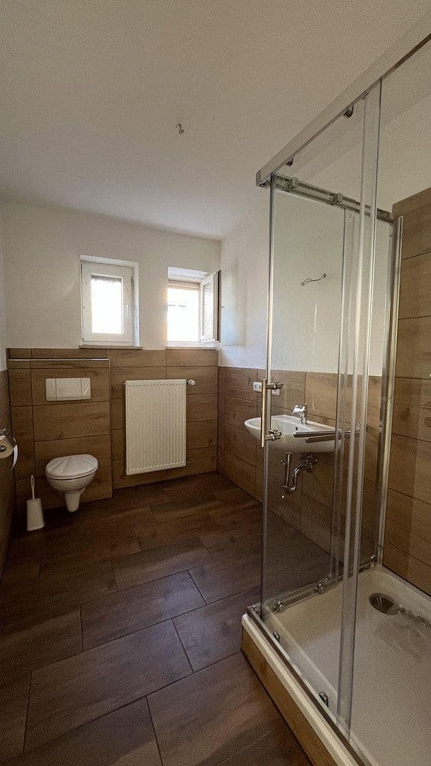 Predaj domu 245 m², pozemek 550 m², Auweg 1, Eggenfelden, Bavorsko Predaj domu 245 m², pozemek 550 m², Auweg 1, Eggenfelden, Bavorsko