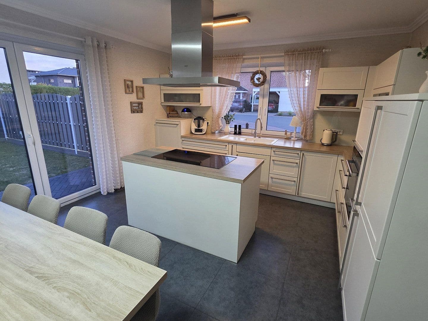 Predaj domu 216 m², pozemek 666 m², Georg-Hillmann-Ring 57, Geestland, Dolné Sasko Predaj domu 216 m², pozemek 666 m², Georg-Hillmann-Ring 57, Geestland, Dolné Sasko