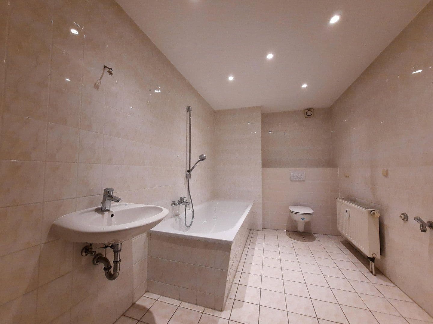 Prenájom domu 77 m², pozemek 200 m², Chemnitzer Str. 15, Limbach-Oberfrohna, Sasko Prenájom domu 77 m², pozemek 200 m², Chemnitzer Str. 15, Limbach-Oberfrohna, Sasko