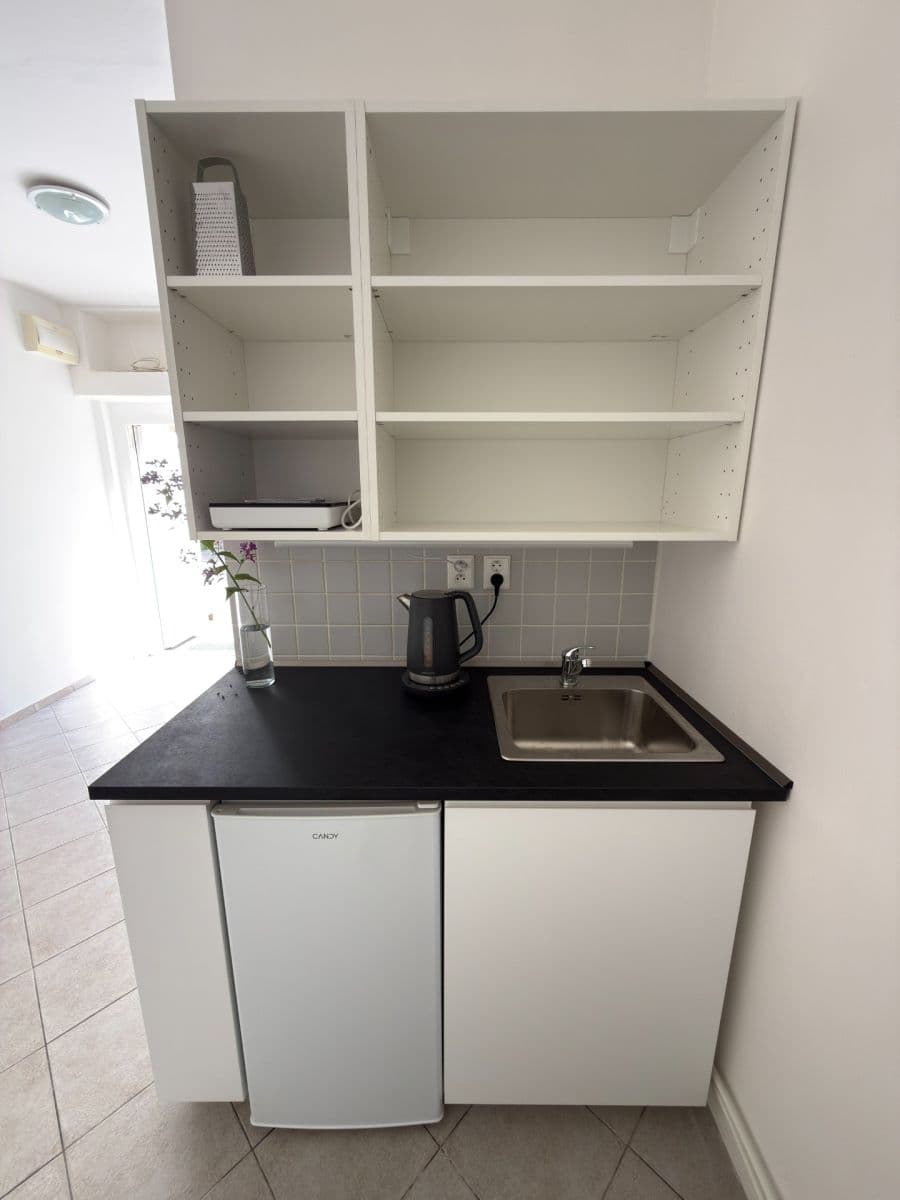 Prenájom bytu 1-izbový 15 m², Zbynická, Praha, Praha Prenájom bytu 1-izbový 15 m², Zbynická, Praha, Praha