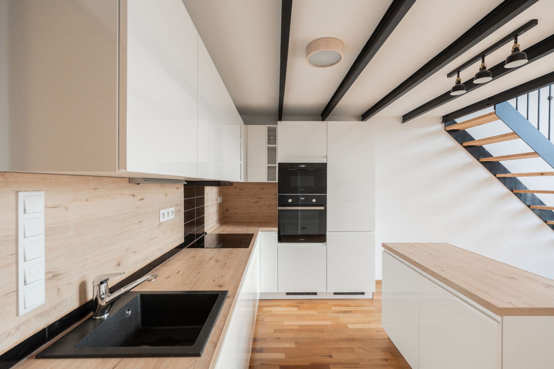 Prenájom bytu 3-izbový 84 m², Ambrožova, Praha, Praha Prenájom bytu 3-izbový 84 m², Ambrožova, Praha, Praha