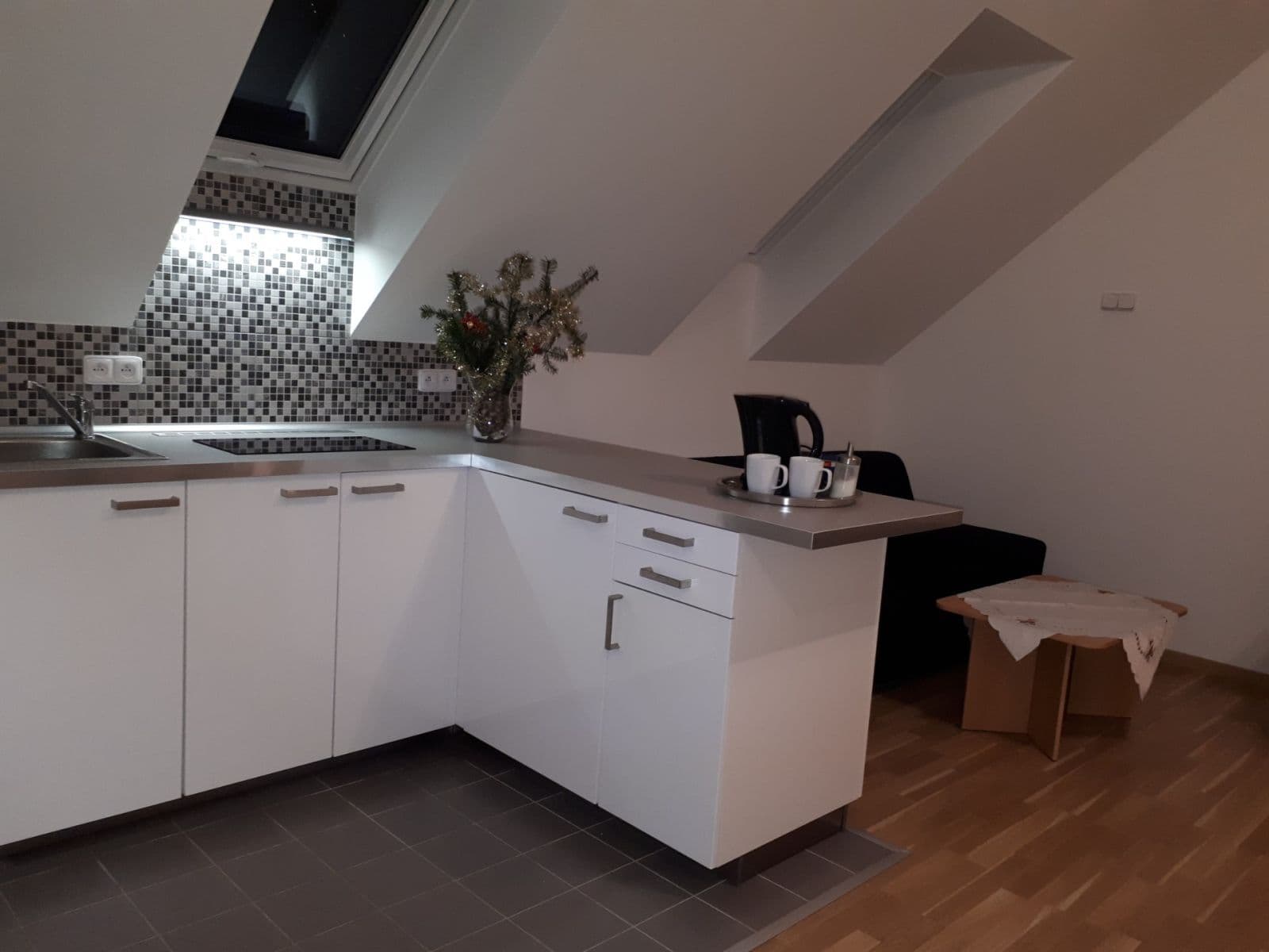 Prenájom bytu 2-izbový 42 m², Husovo náměstí, Hostivice, Středočeský kraj Prenájom bytu 2-izbový 42 m², Husovo náměstí, Hostivice, Středočeský kraj