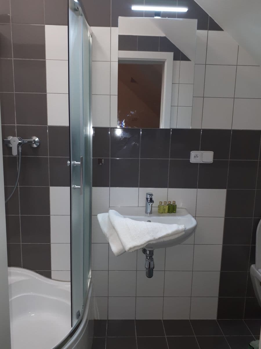 Prenájom bytu 2-izbový 42 m², Husovo náměstí, Hostivice, Středočeský kraj Prenájom bytu 2-izbový 42 m², Husovo náměstí, Hostivice, Středočeský kraj