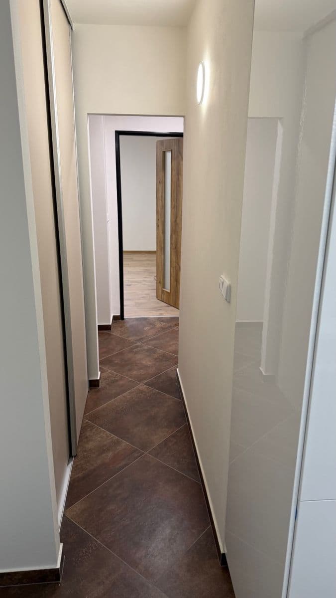 Prenájom bytu 3-izbový 68 m², Kpt. Fechtnera, Hradec Králové, Královéhradecký kraj Prenájom bytu 3-izbový 68 m², Kpt. Fechtnera, Hradec Králové, Královéhradecký kraj