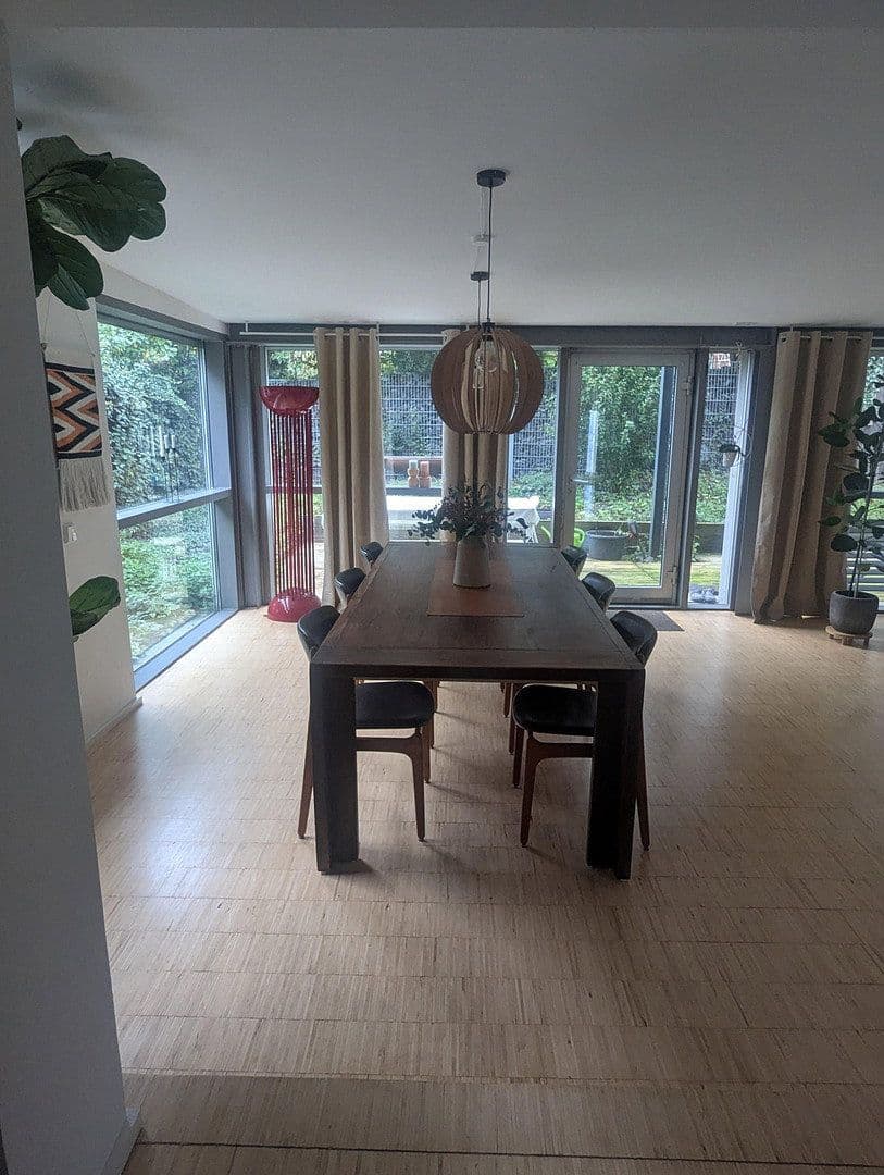 Predaj domu 250 m², pozemek 571 m², Korntal-Münchingen, Bádensko-Wurttembersko Predaj domu 250 m², pozemek 571 m², Korntal-Münchingen, Bádensko-Wurttembersko