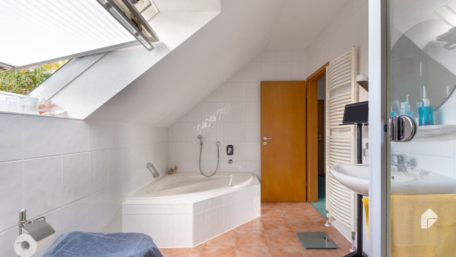 Prenájom bytu 3-izbový 140 m², Niedernhausen, Hesensko Prenájom bytu 3-izbový 140 m², Niedernhausen, Hesensko