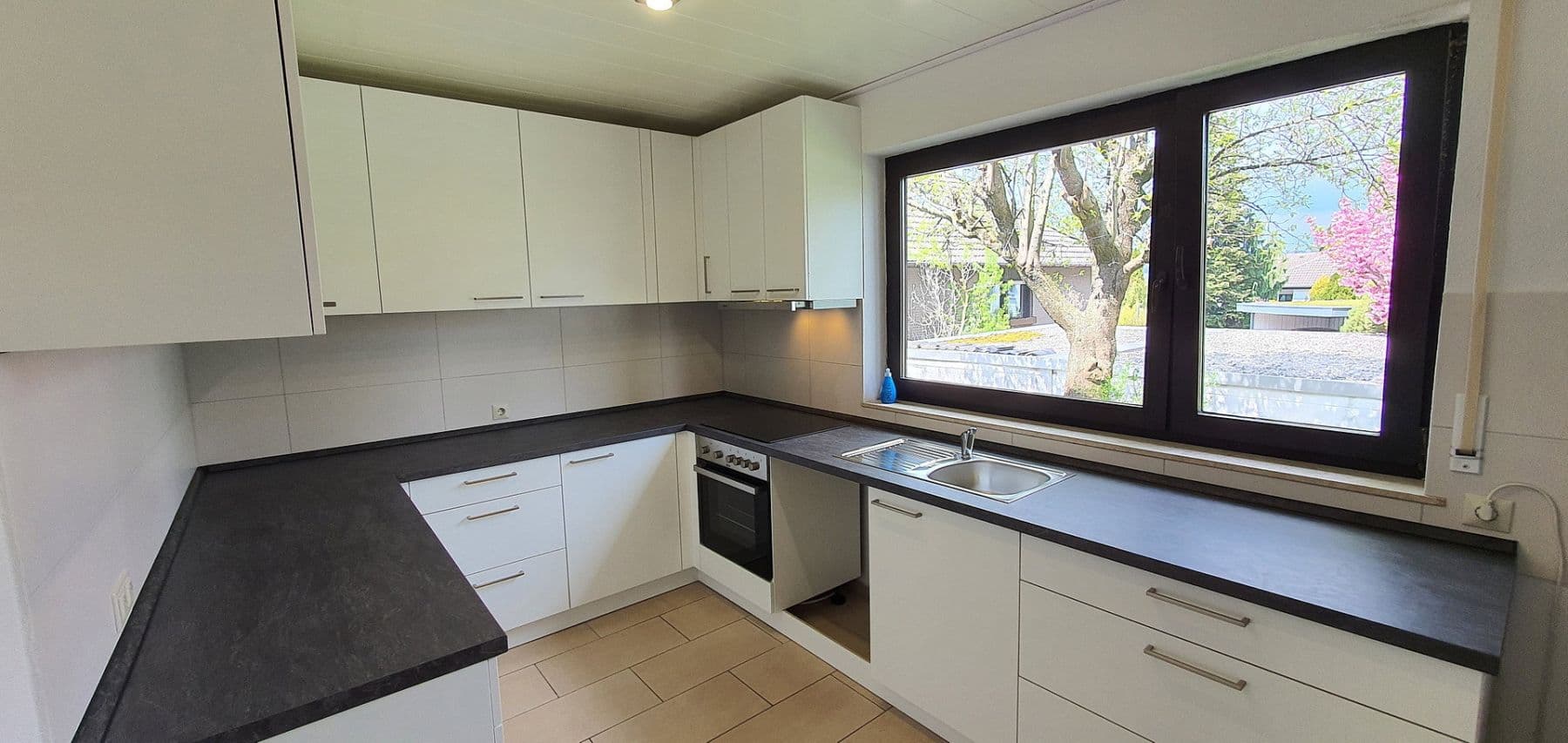 Prenájom bytu 5-izbový 145 m², Böbingen an der Rems, Bádensko-Wurttembersko Prenájom bytu 5-izbový 145 m², Böbingen an der Rems, Bádensko-Wurttembersko