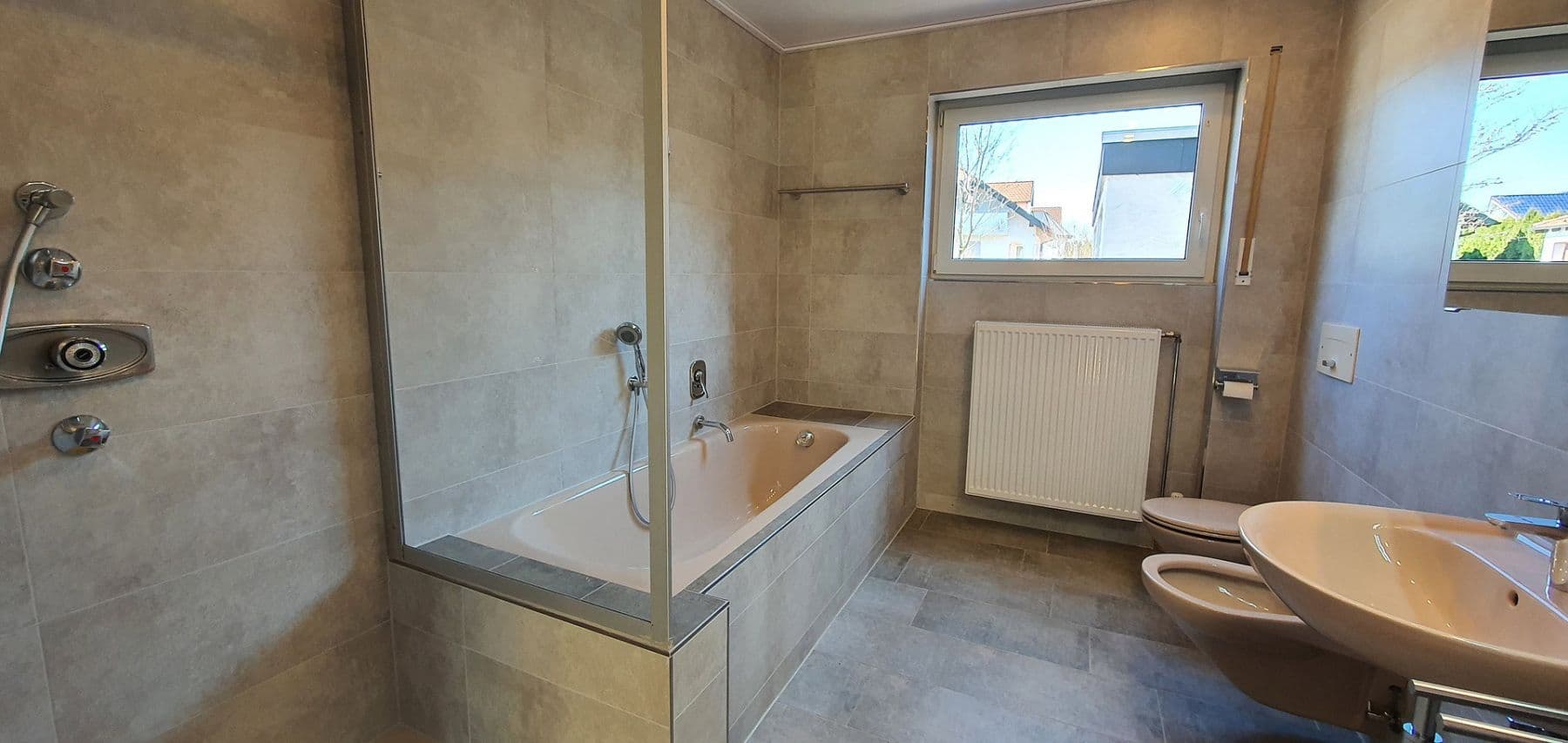 Prenájom bytu 5-izbový 145 m², Böbingen an der Rems, Bádensko-Wurttembersko Prenájom bytu 5-izbový 145 m², Böbingen an der Rems, Bádensko-Wurttembersko