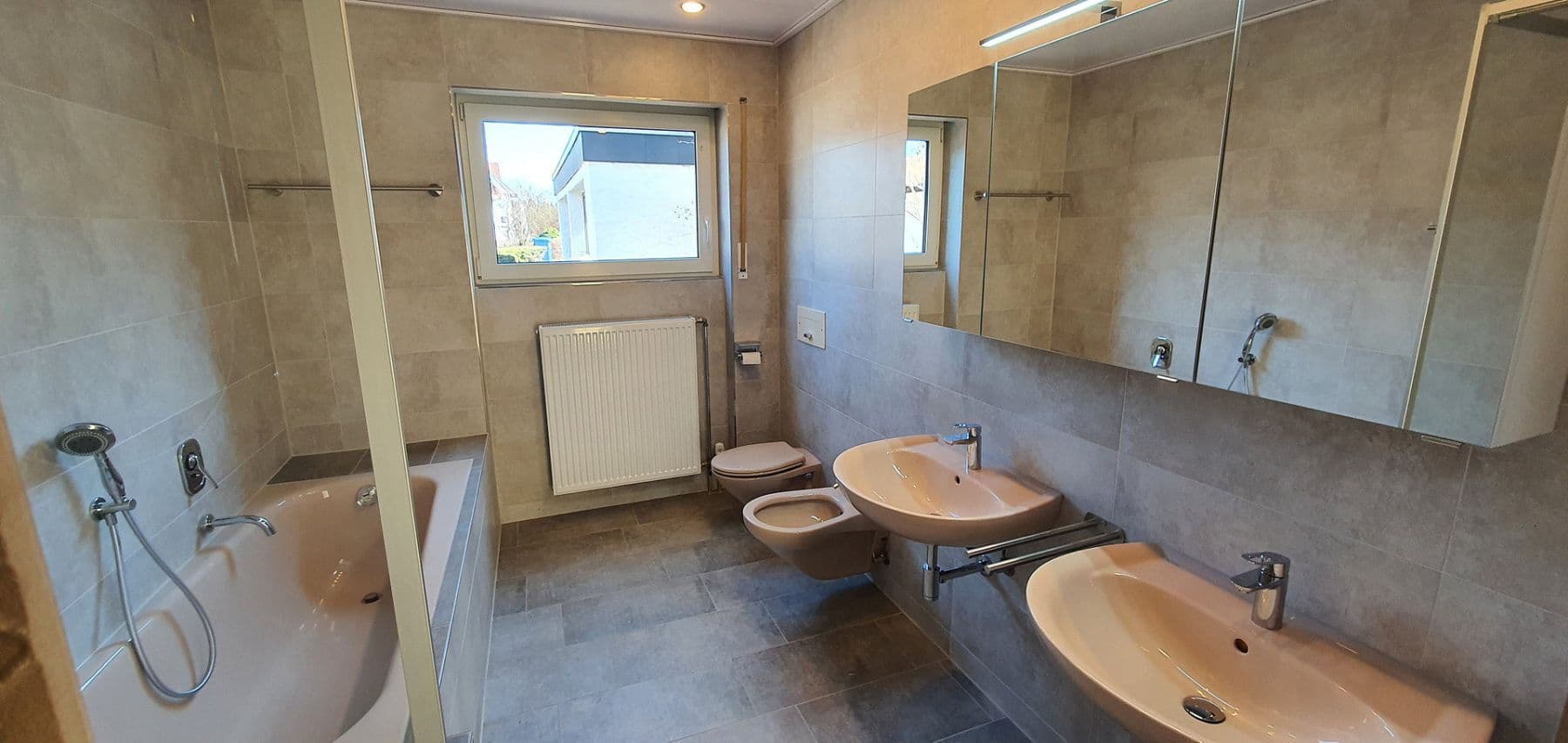 Prenájom bytu 5-izbový 145 m², Böbingen an der Rems, Bádensko-Wurttembersko Prenájom bytu 5-izbový 145 m², Böbingen an der Rems, Bádensko-Wurttembersko