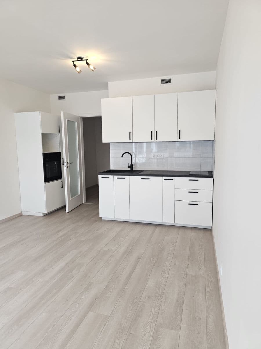 Prenájom bytu 1-izbový 37 m², U Tesly, Praha, Praha Prenájom bytu 1-izbový 37 m², U Tesly, Praha, Praha
