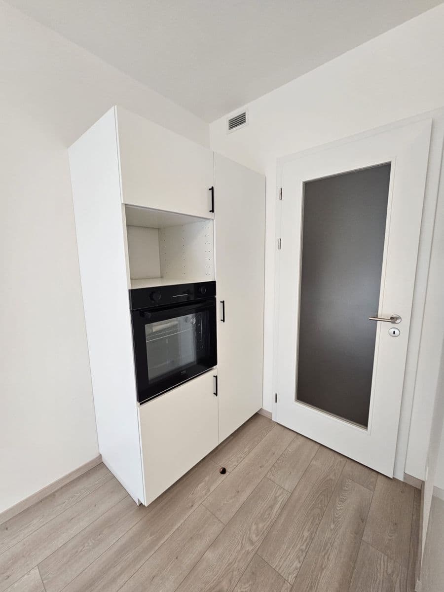 Prenájom bytu 1-izbový 37 m², U Tesly, Praha, Praha Prenájom bytu 1-izbový 37 m², U Tesly, Praha, Praha