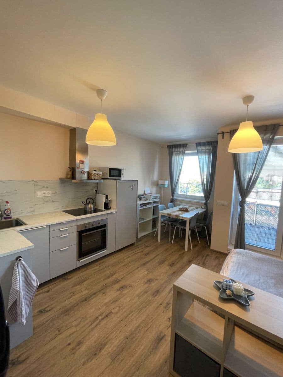 Prenájom bytu 1-izbový 33 m², Škrábkových, Praha, Praha Prenájom bytu 1-izbový 33 m², Škrábkových, Praha, Praha