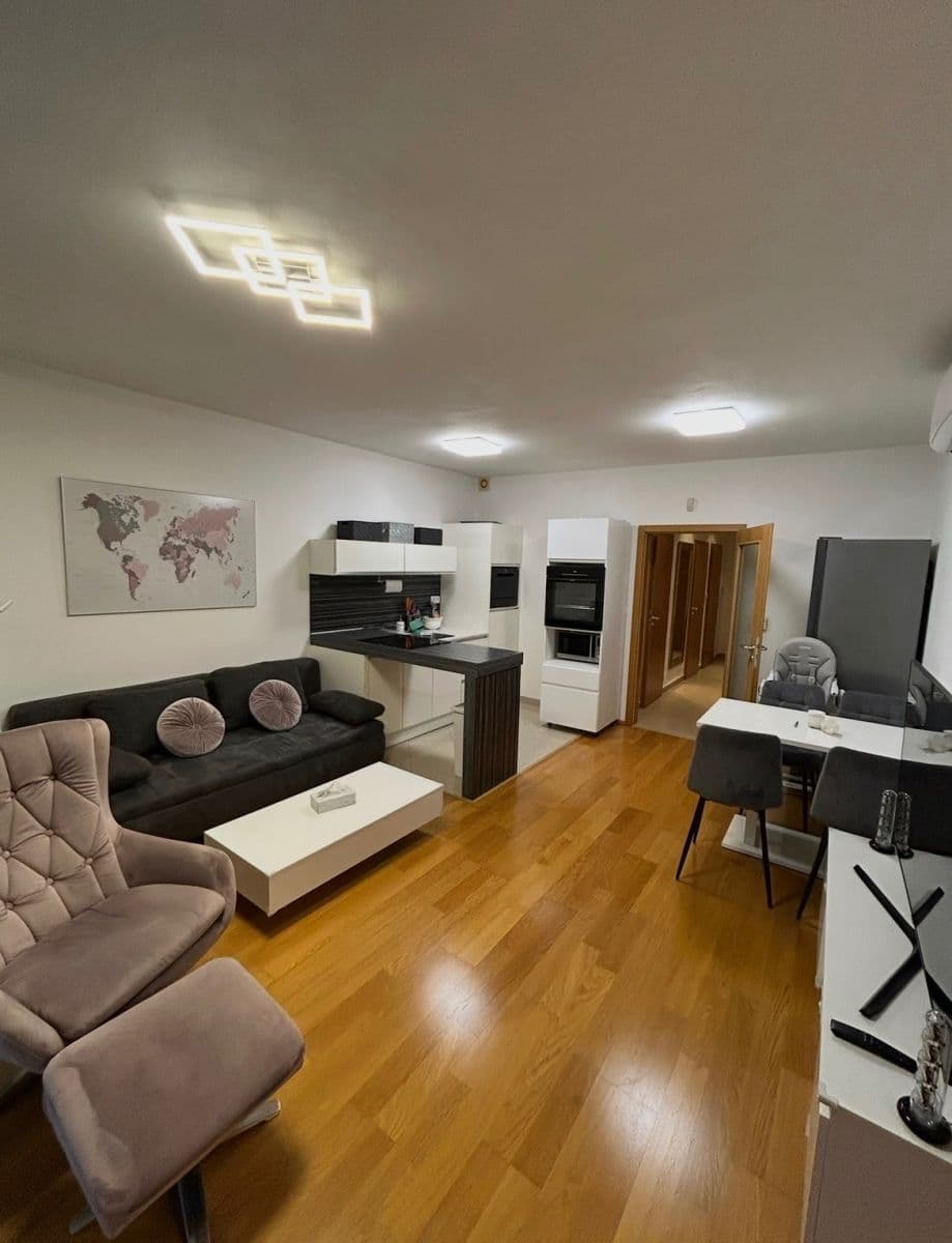 Prenájom bytu 3-izbový 80 m², Sazovická, Praha, Praha Prenájom bytu 3-izbový 80 m², Sazovická, Praha, Praha