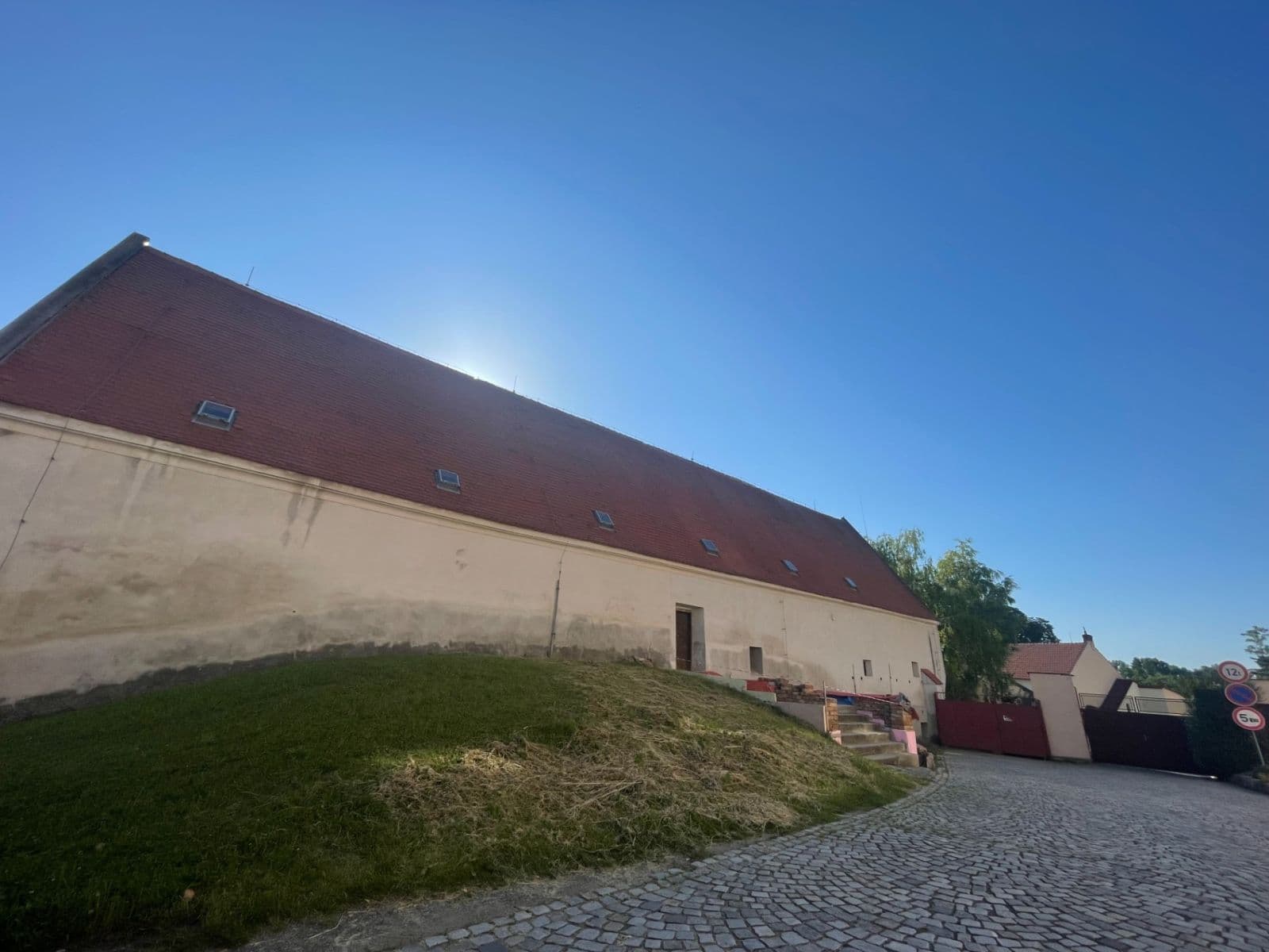 Predaj domu 360 m², pozemek 1.800 m², nám. děk. Františka Kvapila, Nezamyslice, Olomoucký kraj Predaj domu 360 m², pozemek 1.800 m², nám. děk. Františka Kvapila, Nezamyslice, Olomoucký kraj