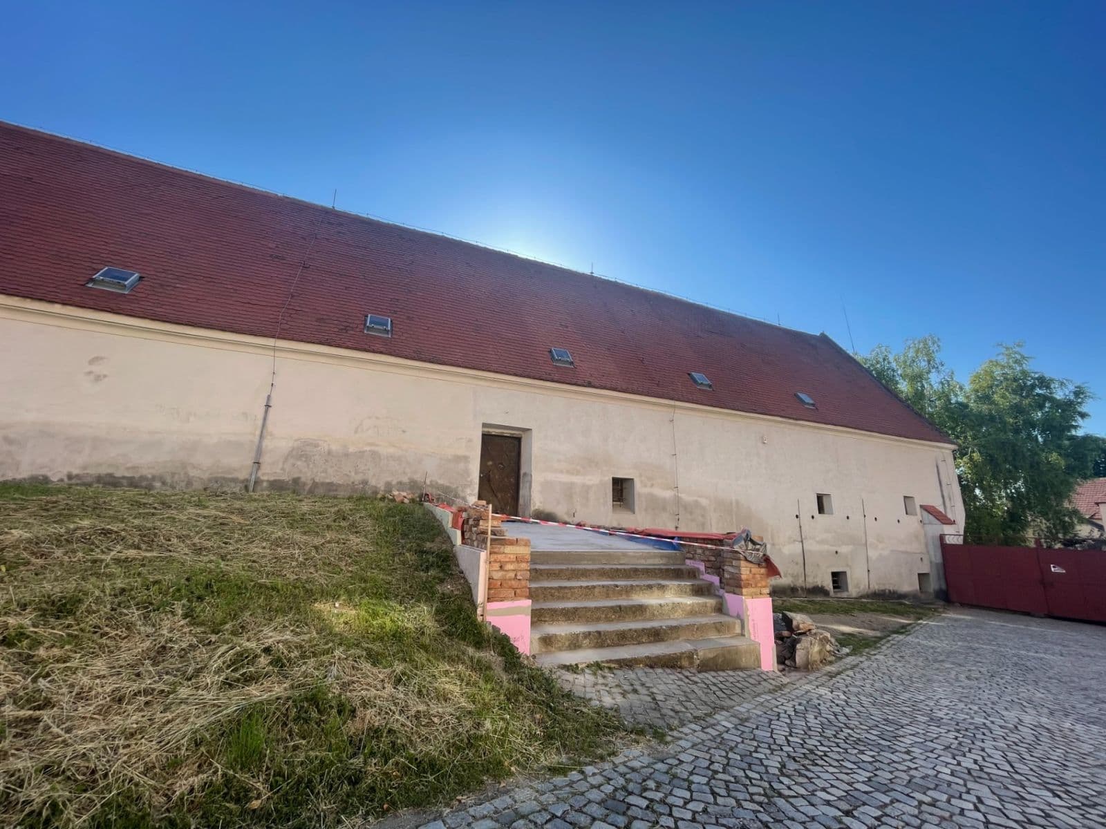 Predaj domu 360 m², pozemek 1.800 m², nám. děk. Františka Kvapila, Nezamyslice, Olomoucký kraj Predaj domu 360 m², pozemek 1.800 m², nám. děk. Františka Kvapila, Nezamyslice, Olomoucký kraj