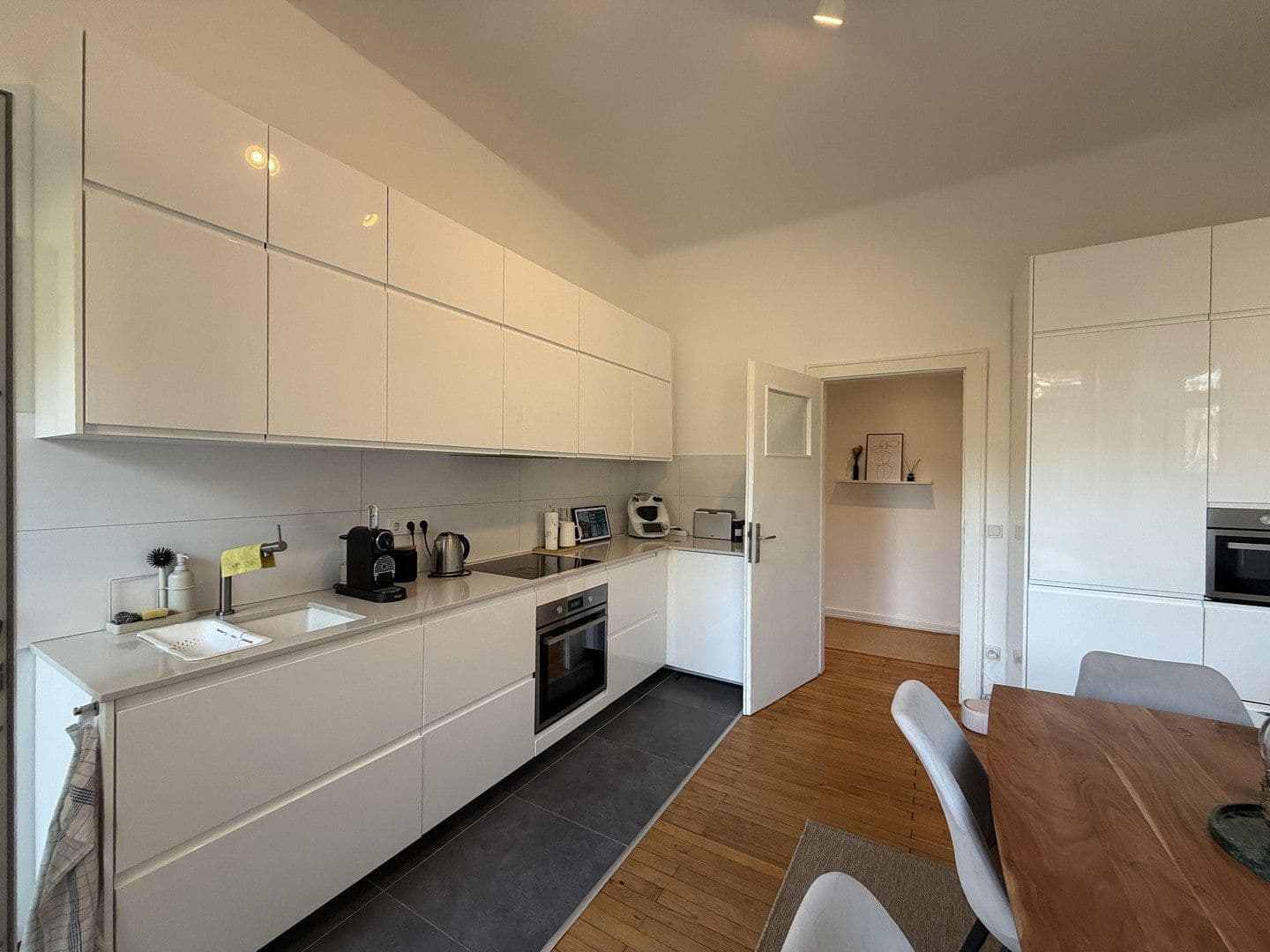 Prenájom bytu 4-izbový 140 m², Saarbrücken, Sársko Prenájom bytu 4-izbový 140 m², Saarbrücken, Sársko