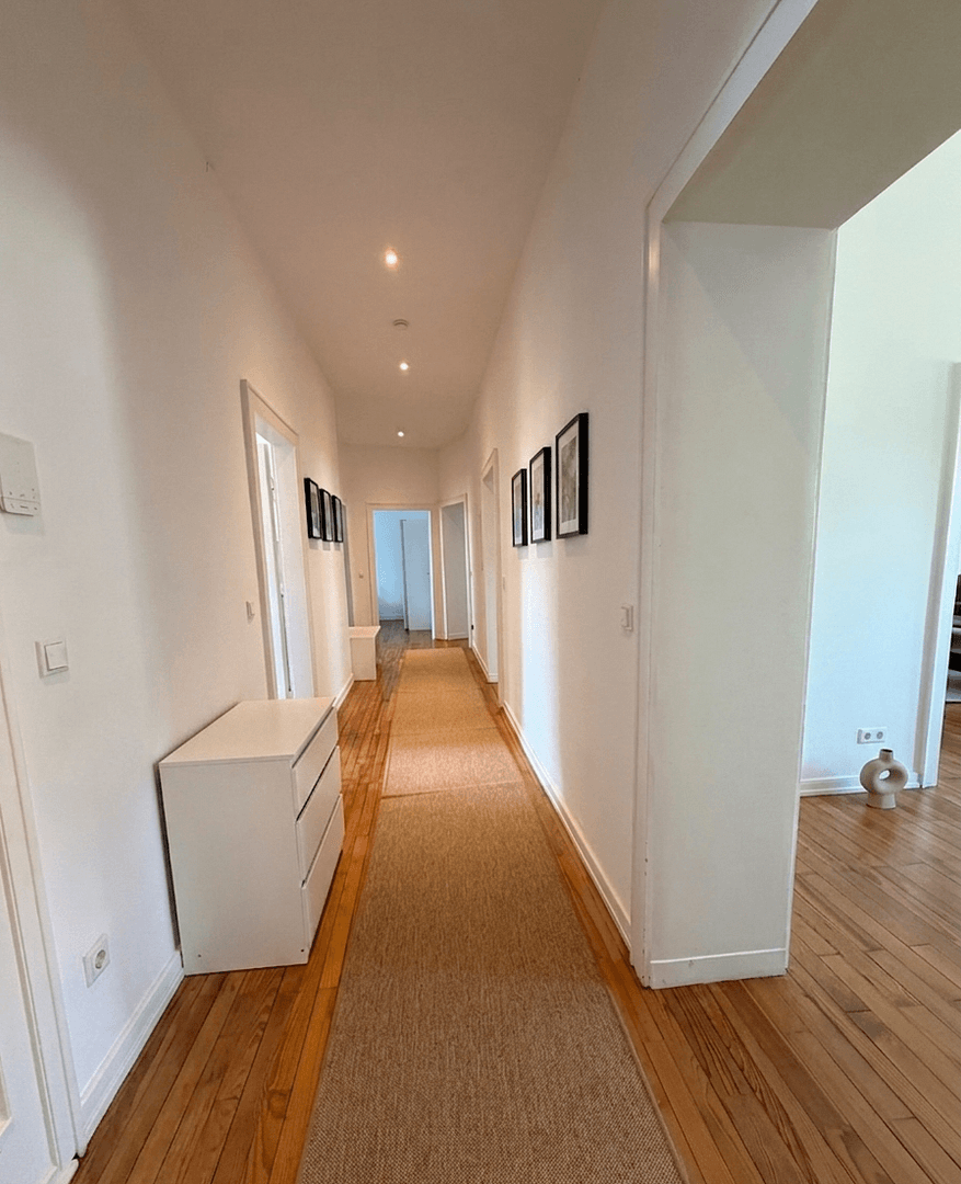 Prenájom bytu 4-izbový 140 m², Saarbrücken, Sársko Prenájom bytu 4-izbový 140 m², Saarbrücken, Sársko