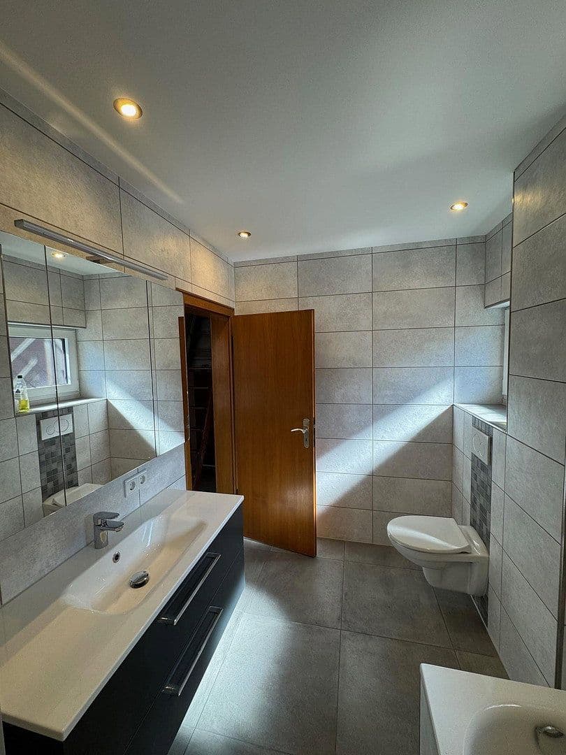 Prenájom domu 120 m², pozemek 306 m², Oberhausen, Severné Porýnie - Westfálsko Prenájom domu 120 m², pozemek 306 m², Oberhausen, Severné Porýnie - Westfálsko