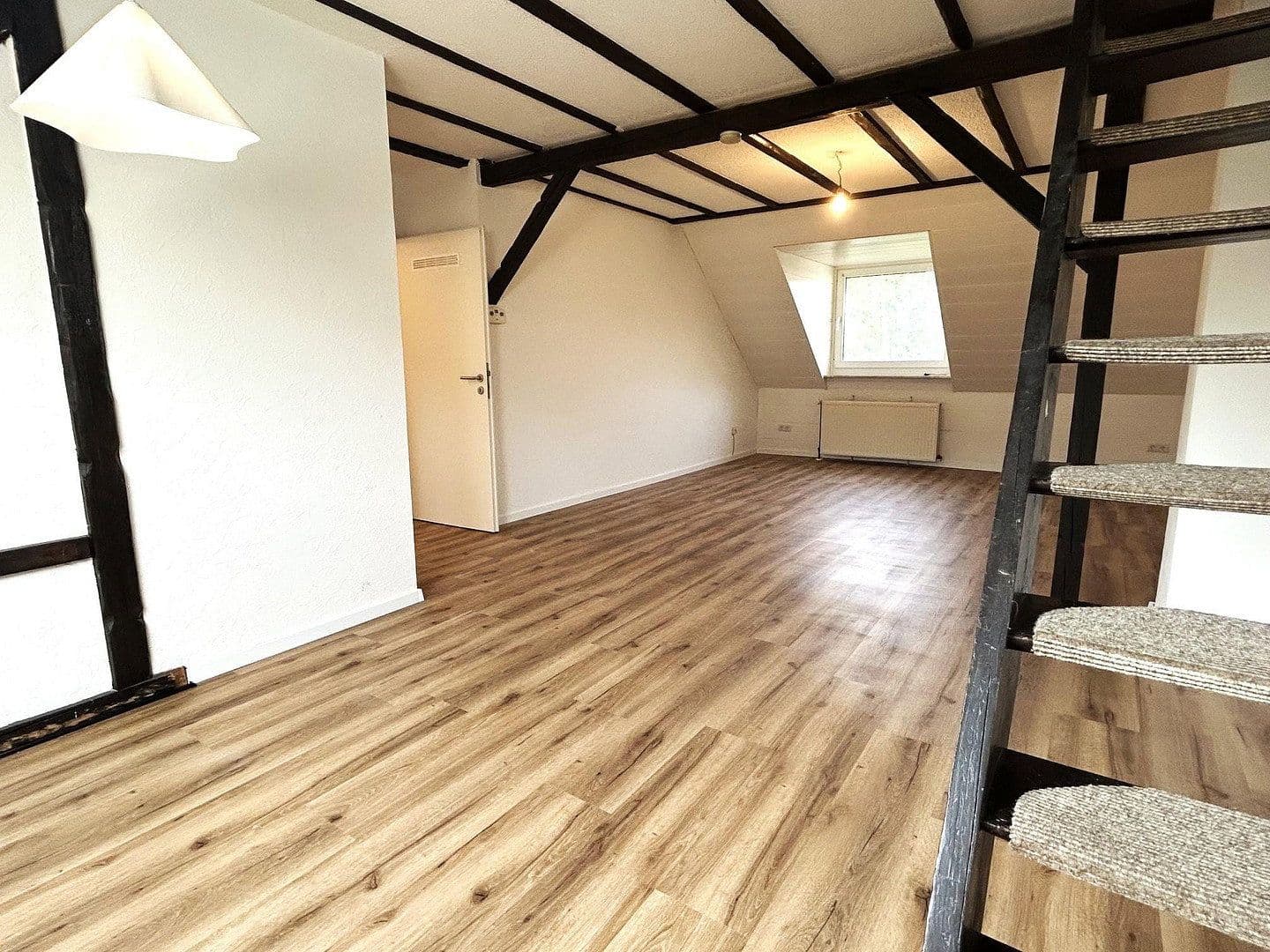 Prenájom bytu 3-izbový 87 m², Grafenstraße 13, Wuppertal, Severné Porýnie - Westfálsko Prenájom bytu 3-izbový 87 m², Grafenstraße 13, Wuppertal, Severné Porýnie - Westfálsko