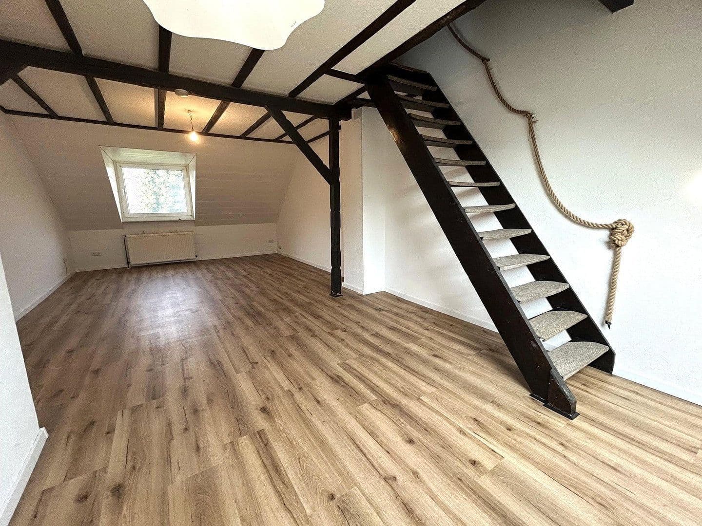 Prenájom bytu 3-izbový 87 m², Grafenstraße 13, Wuppertal, Severné Porýnie - Westfálsko Prenájom bytu 3-izbový 87 m², Grafenstraße 13, Wuppertal, Severné Porýnie - Westfálsko