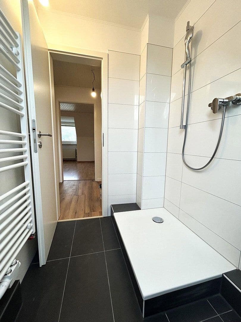 Prenájom bytu 3-izbový 87 m², Grafenstraße 13, Wuppertal, Severné Porýnie - Westfálsko Prenájom bytu 3-izbový 87 m², Grafenstraße 13, Wuppertal, Severné Porýnie - Westfálsko