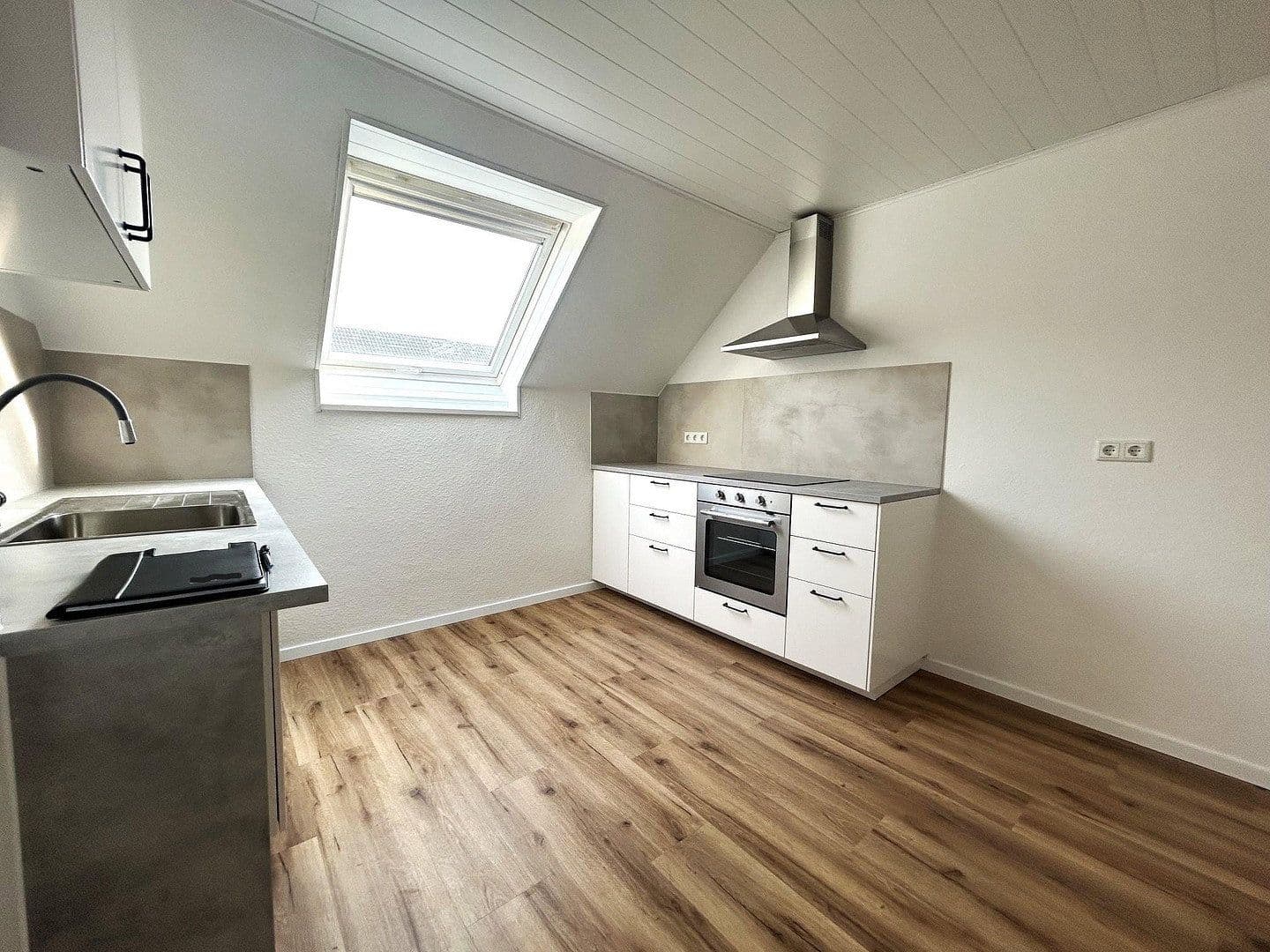 Prenájom bytu 3-izbový 87 m², Grafenstraße 13, Wuppertal, Severné Porýnie - Westfálsko Prenájom bytu 3-izbový 87 m², Grafenstraße 13, Wuppertal, Severné Porýnie - Westfálsko