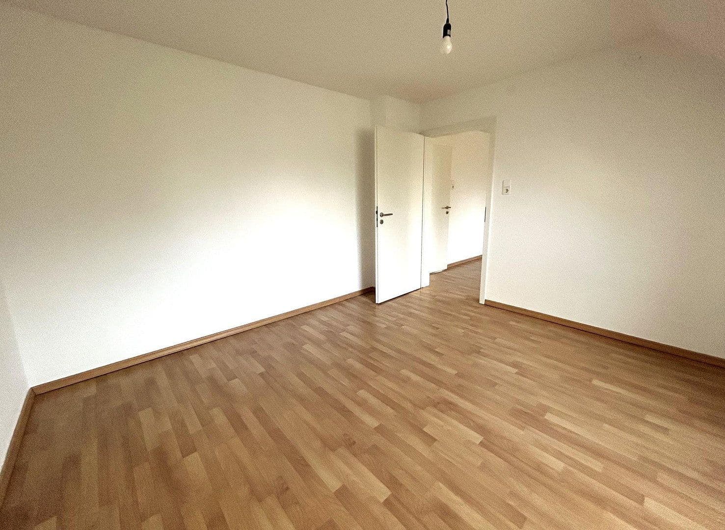 Prenájom bytu 3-izbový 87 m², Grafenstraße 13, Wuppertal, Severné Porýnie - Westfálsko Prenájom bytu 3-izbový 87 m², Grafenstraße 13, Wuppertal, Severné Porýnie - Westfálsko