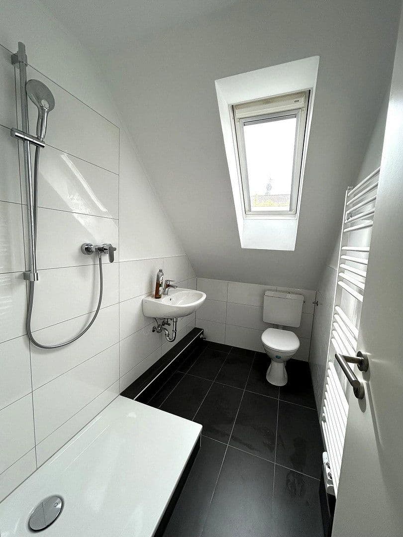 Prenájom bytu 3-izbový 87 m², Grafenstraße 13, Wuppertal, Severné Porýnie - Westfálsko Prenájom bytu 3-izbový 87 m², Grafenstraße 13, Wuppertal, Severné Porýnie - Westfálsko