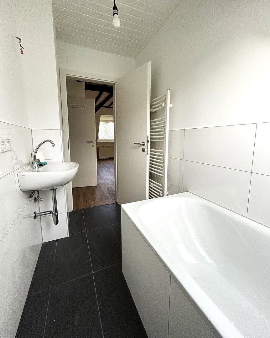 Prenájom bytu 3-izbový 87 m², Grafenstraße 13, Wuppertal, Severné Porýnie - Westfálsko Prenájom bytu 3-izbový 87 m², Grafenstraße 13, Wuppertal, Severné Porýnie - Westfálsko